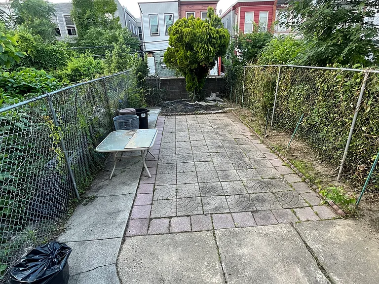 2419 W Hagert St — Photo 2
