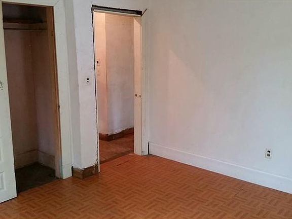 5th image of 305 E Amelia Ave