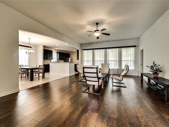 3rd image of 801 Summer Oaks Dr