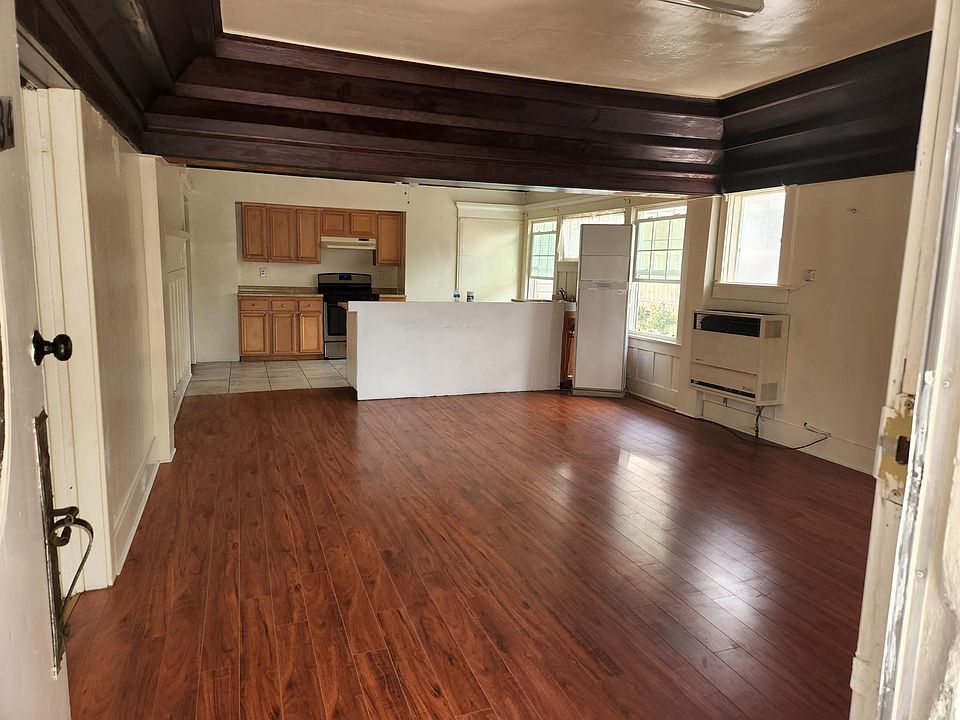 1st image of 636 N Serrano Ave
