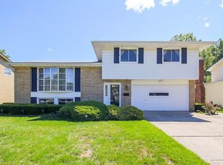 6379 Surrey Dr, North Olmsted, OH 44070