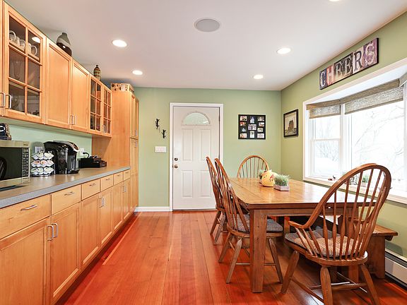 3rd image of 6 Ferris Dr