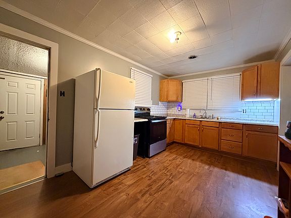 5th image of 132 Morton St