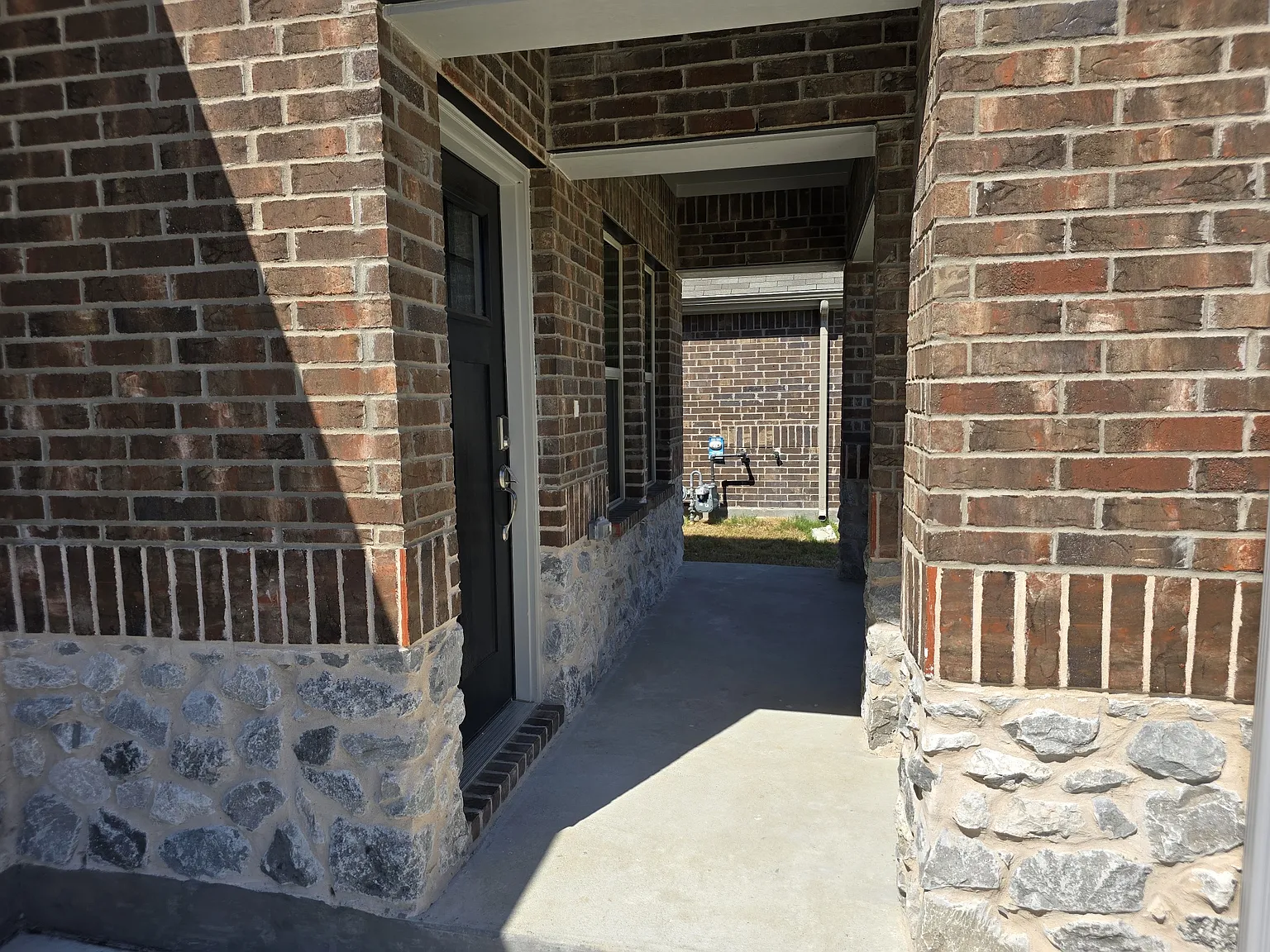 4 bed, 2887 sqft, $2,900 — Photo 2