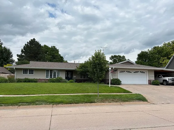 818 18th St, Gothenburg, NE 69138