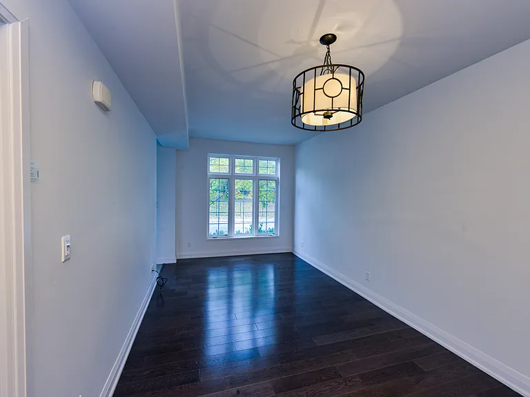 130 Raglan Ave — Photo 9