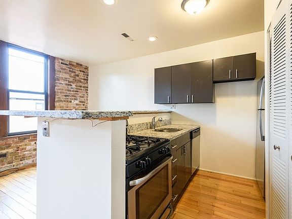 3rd image of 1048 W Dickens Ave #105017