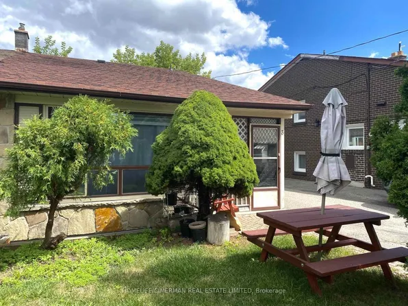 3 Benton St, Brampton, ON L6W 3B8