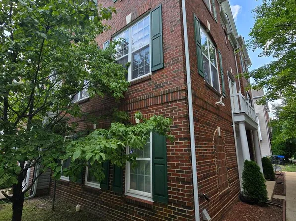 5019 Village Fountain Pl, Centreville, VA 20120