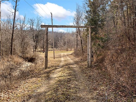 3rd image of 4242 Mill Hollow Rd