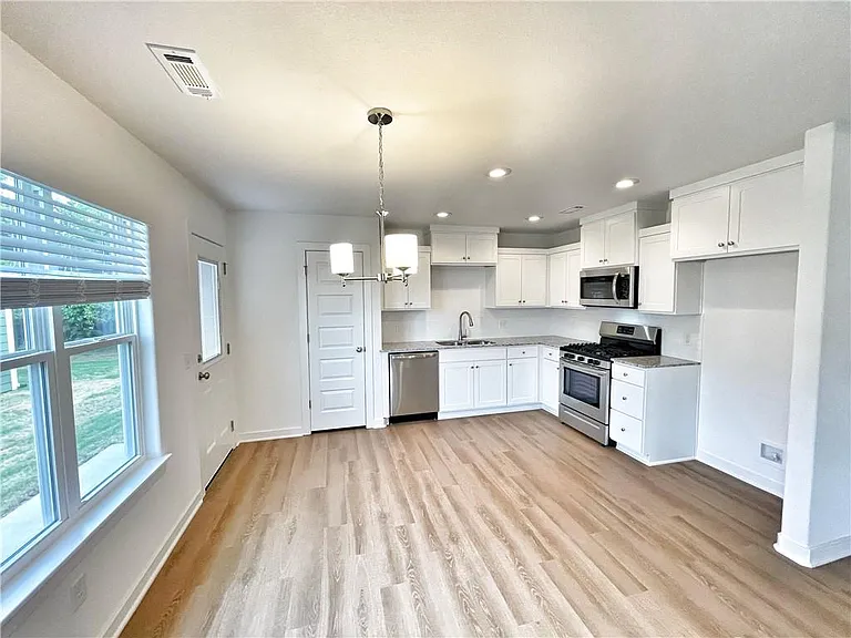 591 Cresswell Dr — Photo 9