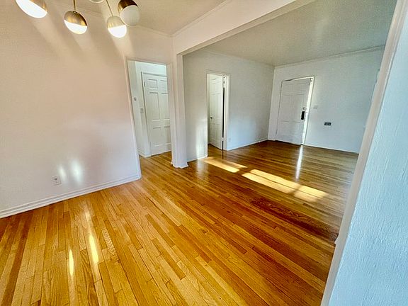 5th image of 10427 Weddington St