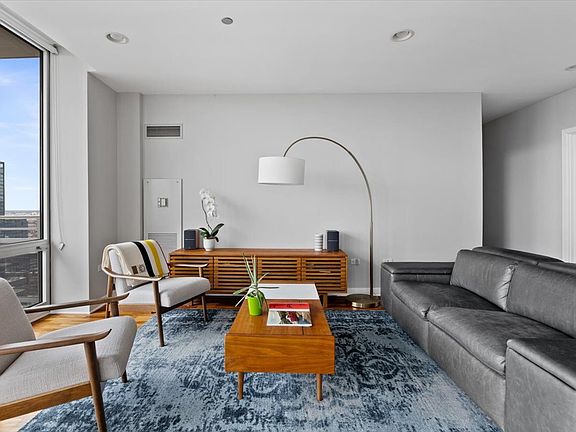 5th image of 737 W Washington Blvd APT 3210