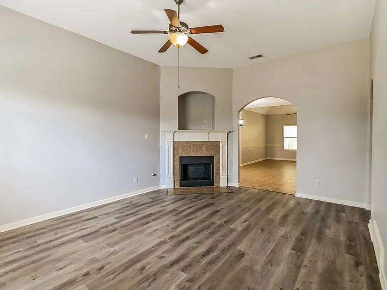 305 Garden Springs Dr — Photo 4