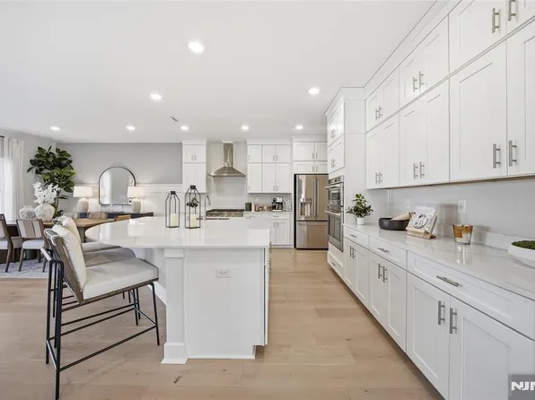 18 Arlington Pl, Oakland, NJ 07036