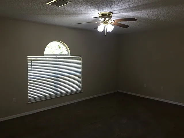 4 bed, 2.5 bath, 2192 sqft, $2,265 — Photo 4