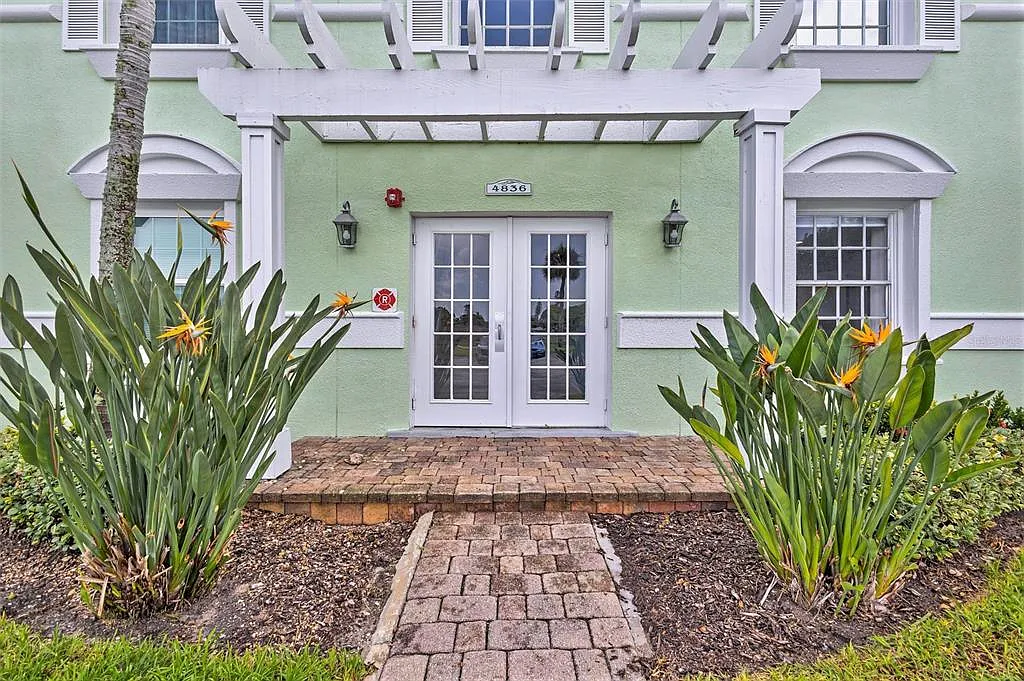 1 bed, 1.0 bath, 823 sqft, $3,100 — Photo 2