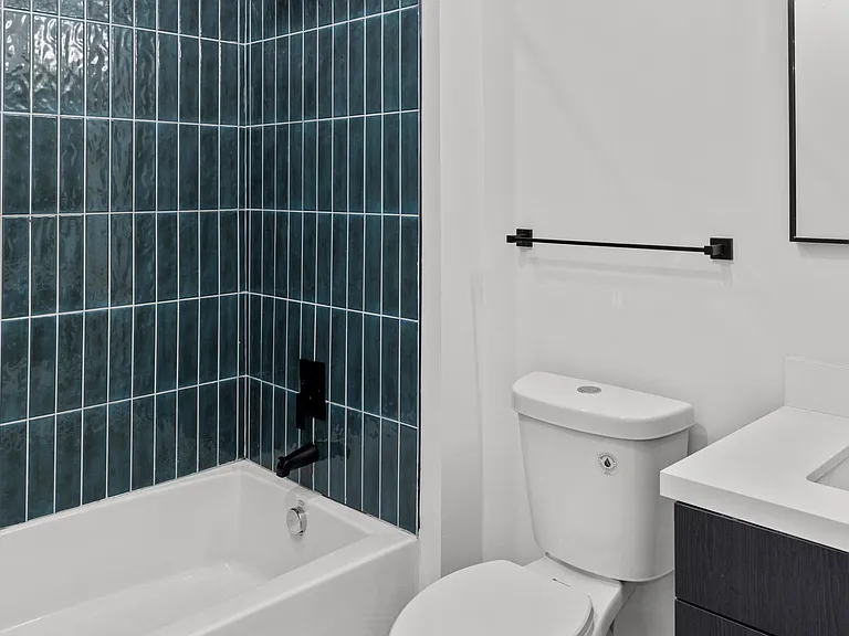 825 W 40th St #518 — Photo 10