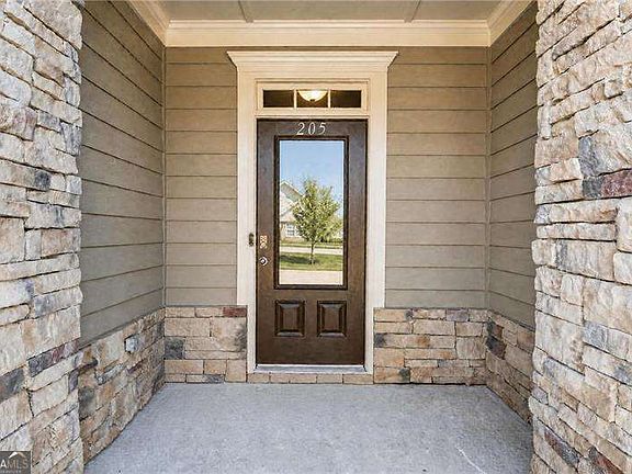 3rd image of 205 Orchard Trl