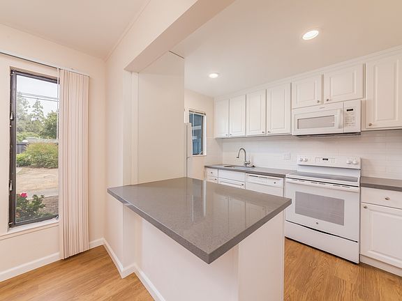 5th image of 1948 Desert Cir APT 1