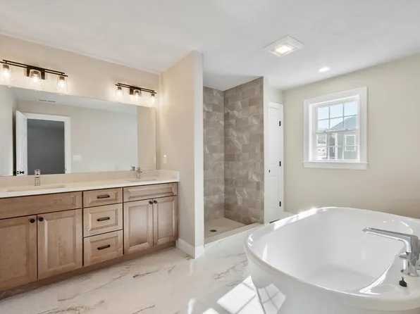 2 Clover Glen Cir, Shrewsbury, MA 01545