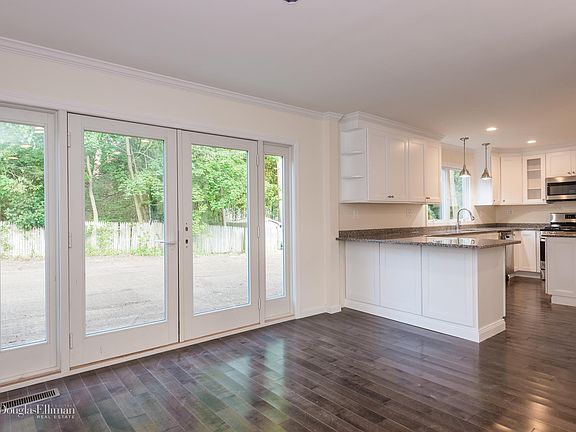 4th image of 34 Matinecock Ln