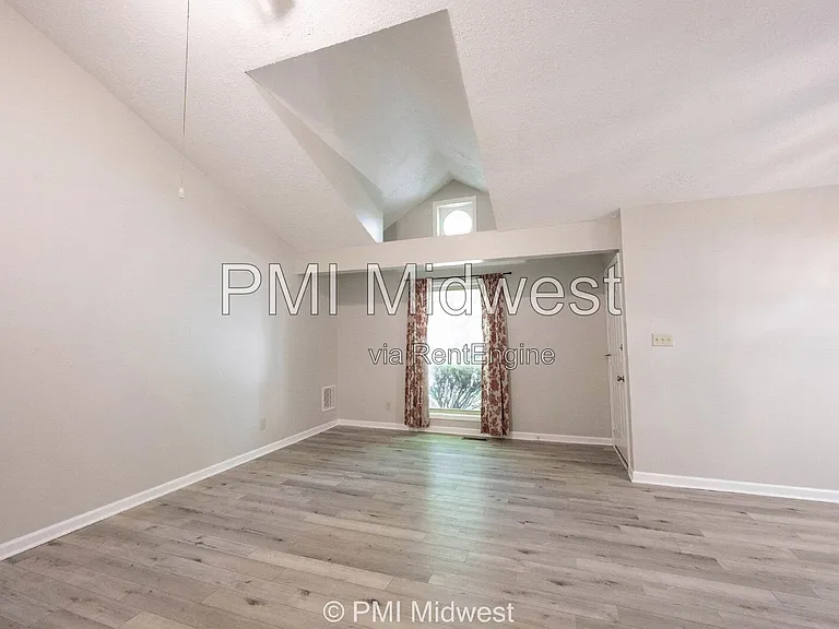 100 E King St — Photo 2