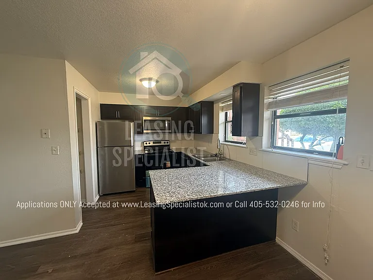 127 W Acres St #E — Photo 2