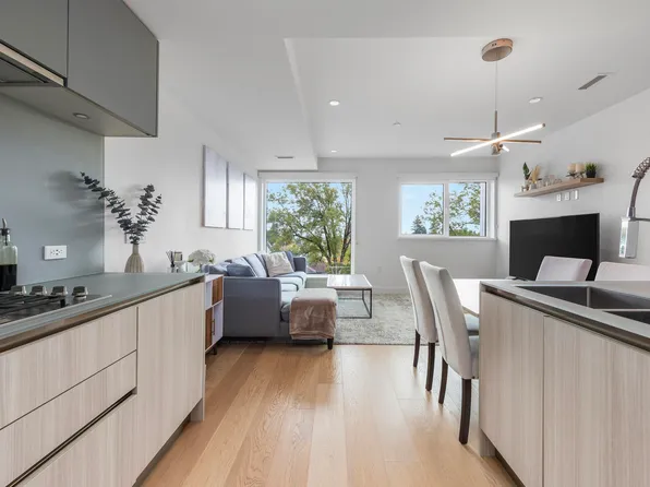 138 Woodstock Ave W, Vancouver, BC V5Y 2R6