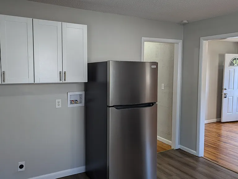 218 S Moss Ave — Photo 8