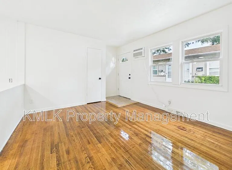1622 Merrill Ave — Photo 5