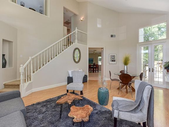 3rd image of 394 Coventry Cir