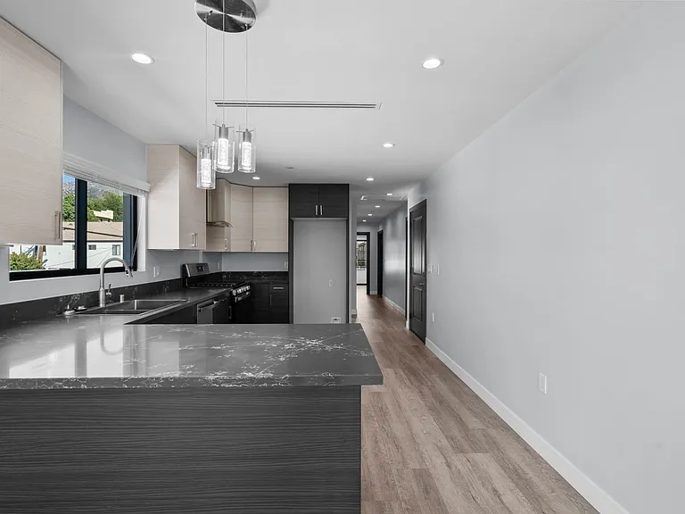 10032 Commerce Ave #4 — Photo 8