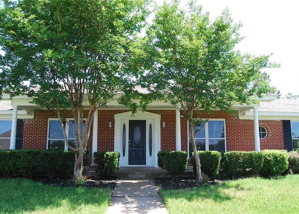 1st image of 702 Country Club Dr