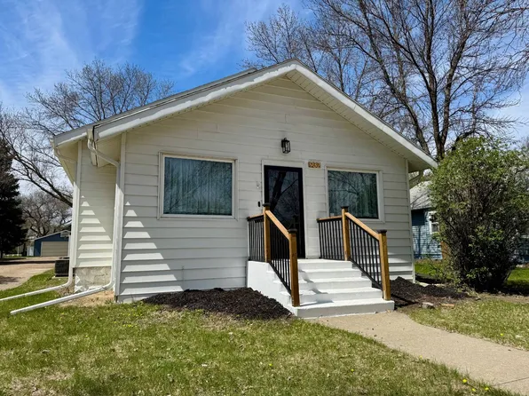 932 E 3rd St, Redfield, SD 57469