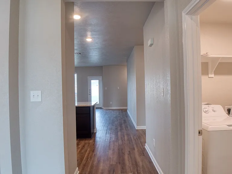 2202 John Ross Ct — Photo 4