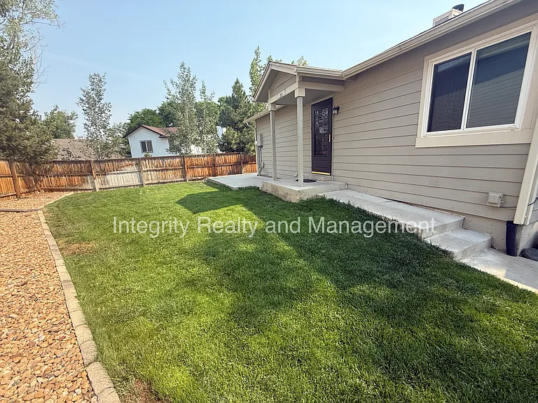 475 Chiswick Cir — Photo 2
