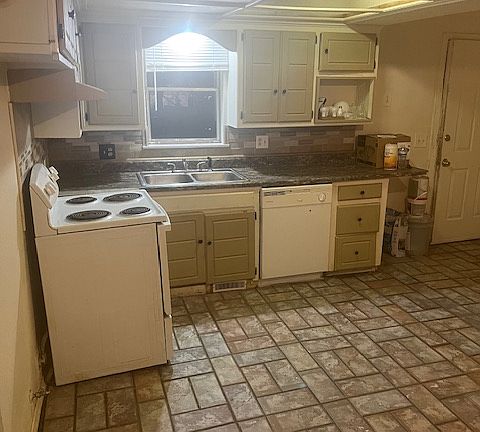 3rd image of 1915 NE 44th St APT A