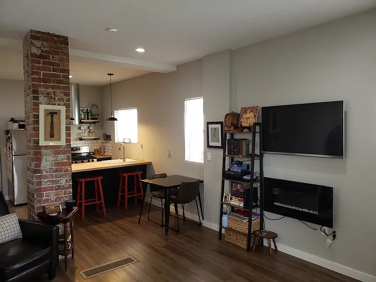 642 N State St — Photo 4