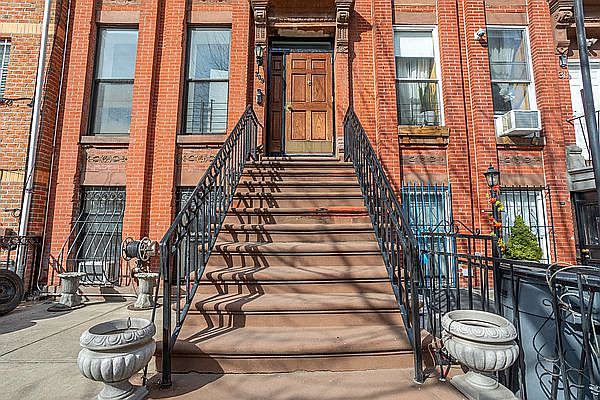 1st image of 309 Pulaski St Floor 2