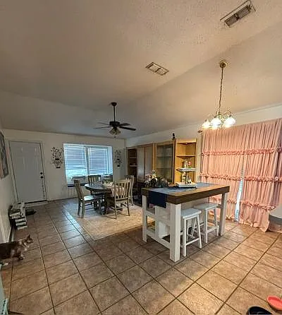 4 bed, 1600 sqft, $2,000 — Photo 3