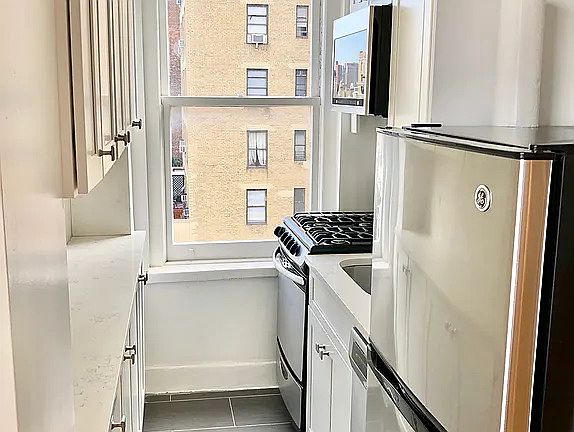 5th image of 51 W 86th St APT 1504
