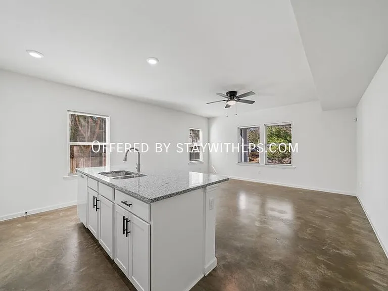 1571 Court Ave #102 — Photo 8