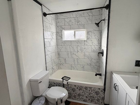 5th image of 2962 Hall Ave
