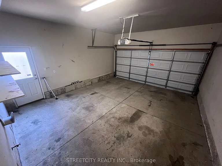 472 Talltree Cres — Photo 3