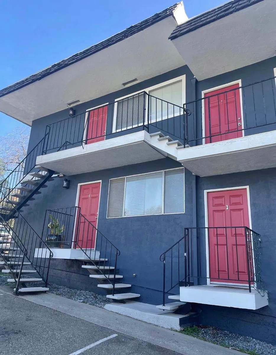 Newly renovated apartment building - 163 Pleasant Ave #3