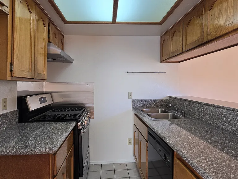1049 Linden Ave #7 — Photo 8