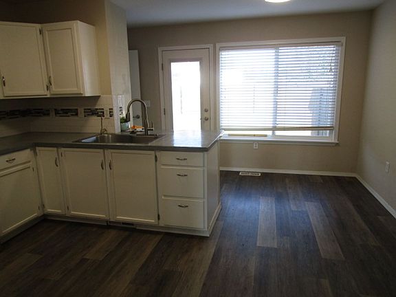 3rd image of 604-606 Hyatt St #604