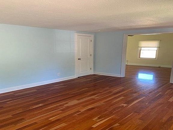 3rd image of 655 School Ln NE
