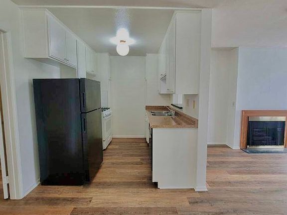 4th image of 3666 Clarington Ave #102